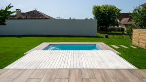 Terrasse en bois et piscine extérieure