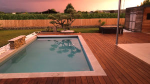 Terrasse en bois et piscine extérieure maison